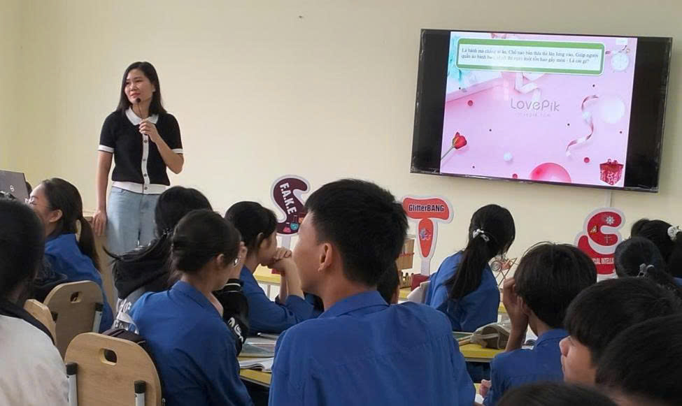 TỔ KHOA HỌC TỰ NHIÊN - TRƯỜNG THPT ĐỨC HỢP TRIỂN KHAI KẾ HOẠCH CHUYÊN MÔN THÁNG 10/2025: “CHUYỂN HÓA CHẤT BÉO THÀNH XÀ PHÒNG”