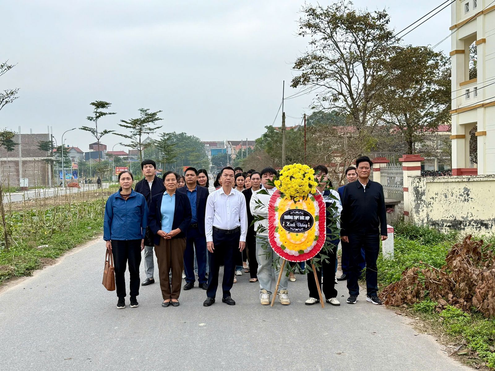 TUỔI TRẺ TRƯỜNG THPT ĐỨC HỢP THẮP HƯƠNG TRI ÂN CÁC ANH HÙNG LIỆT SĨ NHÂN NGÀY 22/12